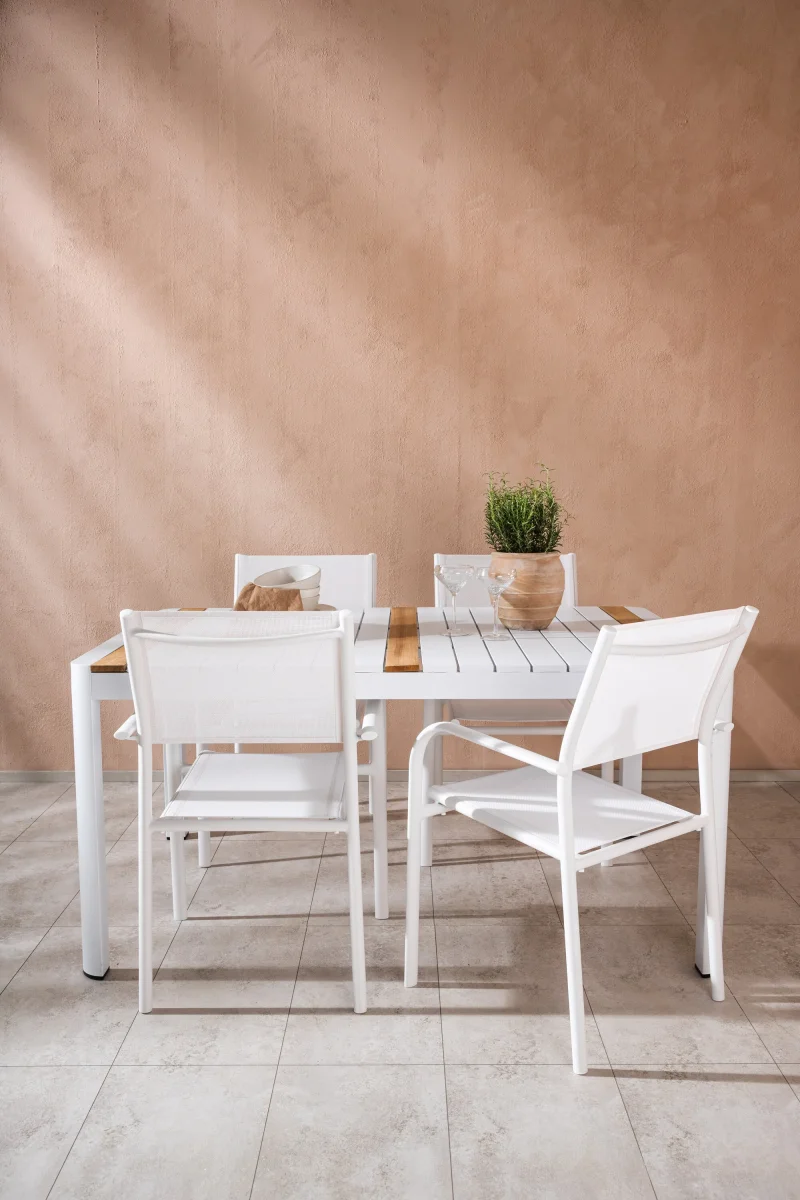 Matbordet Togo med stolarna Santorini